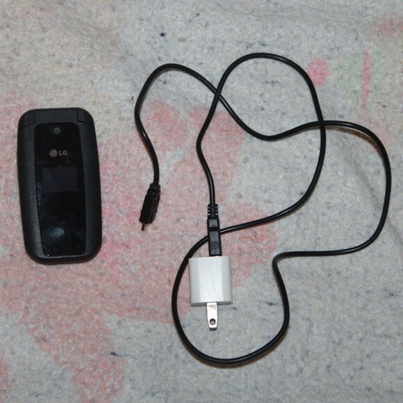 LG 440G TracFone Flip Phone Black - Picture 1 of 6